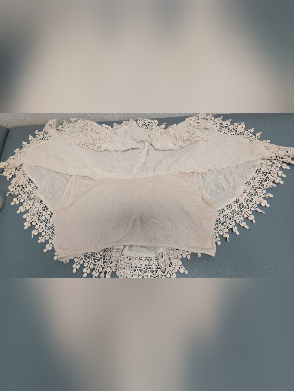 Forever 21 off the shoulder blouse lace design ends - Picture 4 of 4
